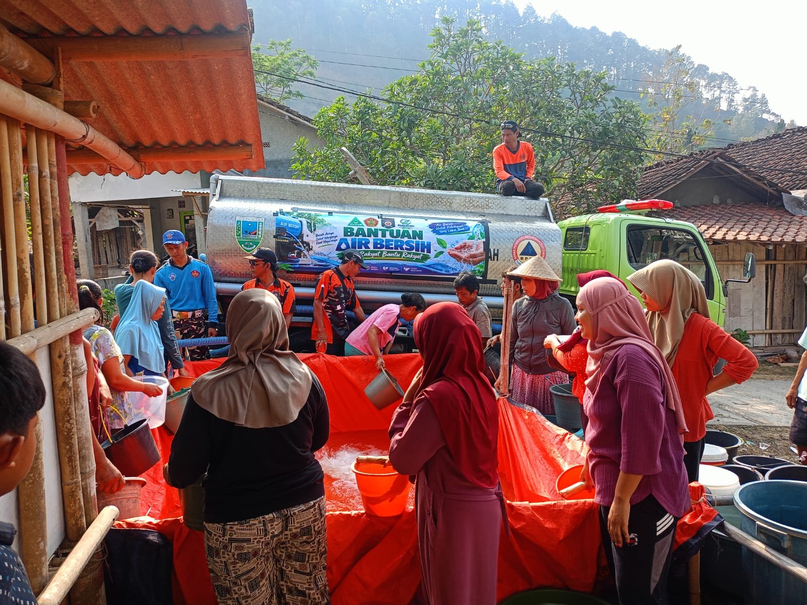 Atasi Krisis Air Bersih di Kebumen, Bagana GP Ansor dan BPBD Salurkan 68.000 Liter Air