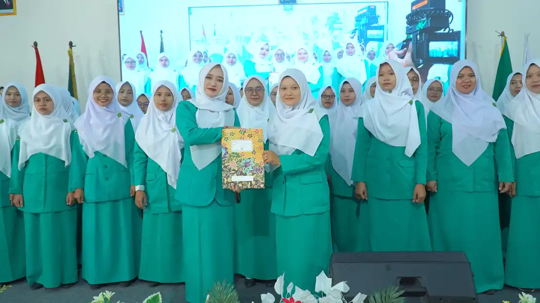 Penyerahan SK pelantikan oleh Ketua PW Fatayat NU Jateng kepada Ketua PC Fatayat NU Kebumen Hj Siti Badiatul Firdos masa bakti 2026-2031