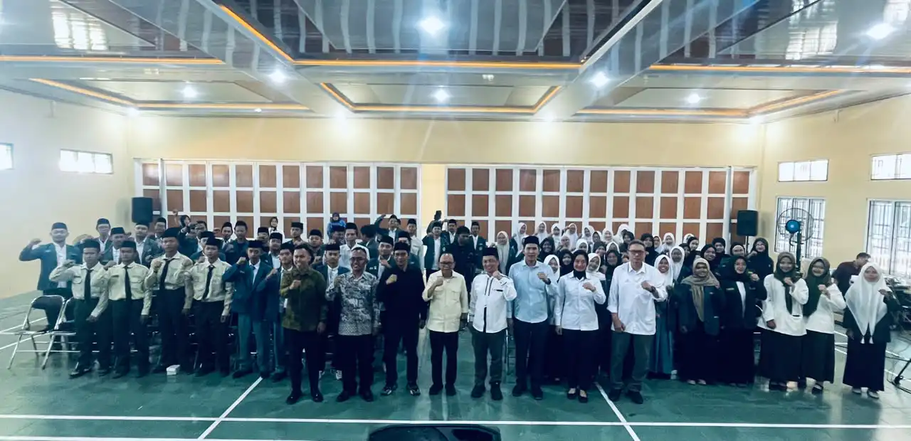 Foto bersama narasumber, pengurus PC IPNU IPPNU Kebumen, dan seluruh peserta Seminar Bakti Anti Narkoba di aula Gedung Audit IAINU Kebumen.