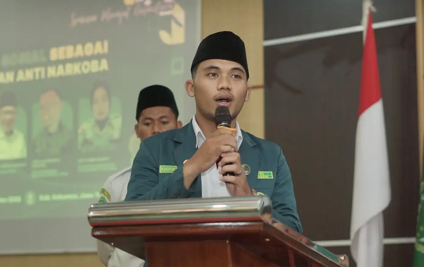 Ketua PC IPNU Kebumen Khoerul Huda memberikan sambutan di podium Seminar Bakti Anti Narkoba di IAINU Kebumen