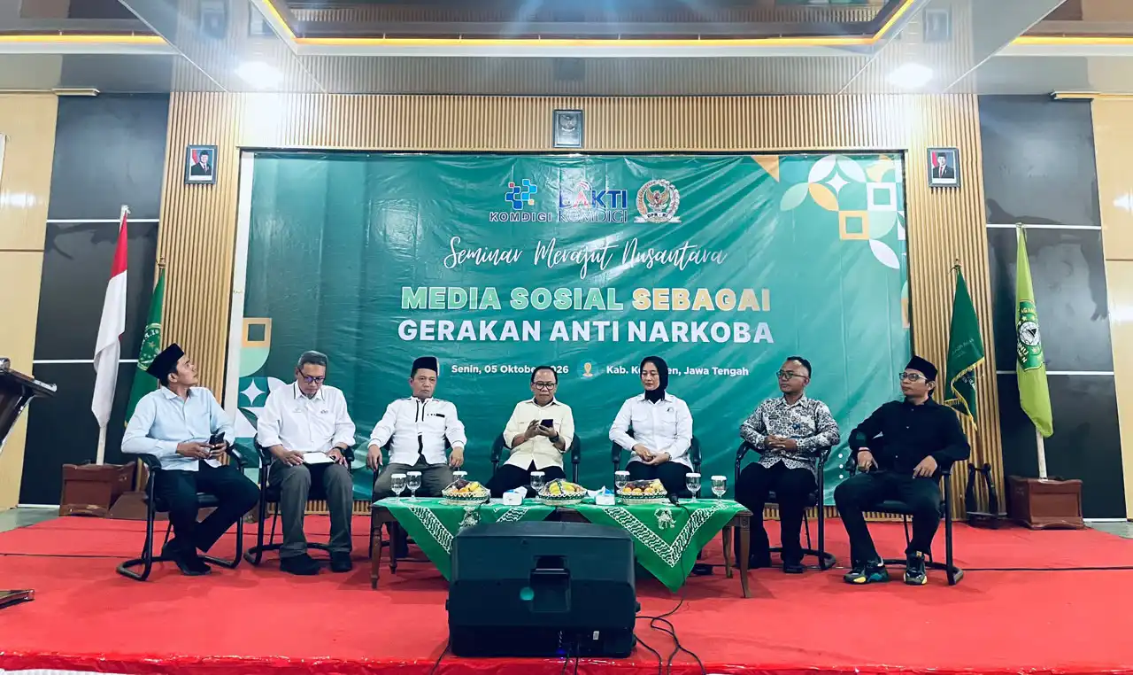 Narasumber dan moderator Seminar Bakti Anti Narkoba PC IPNU IPPNU Kebumen di panggung Gedung Audit IAINU Kebumen