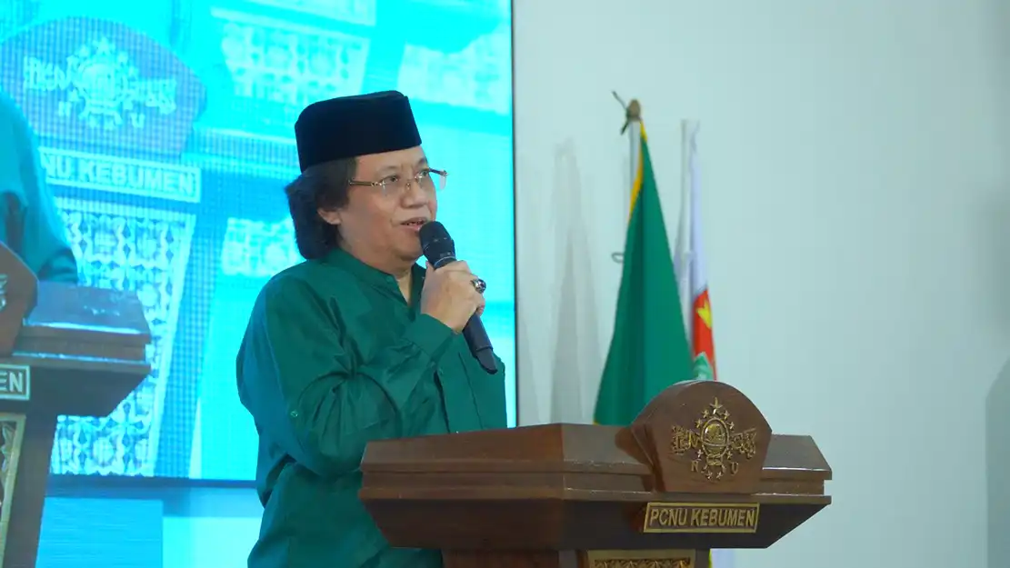 Rais Syuriyah PCNU Kebumen KH Afifudin Al Hasani menyampaikan taujihat pada pelantikan PC Fatayat NU Kebumen 2026-2031 di Aula PCNU Kebumen